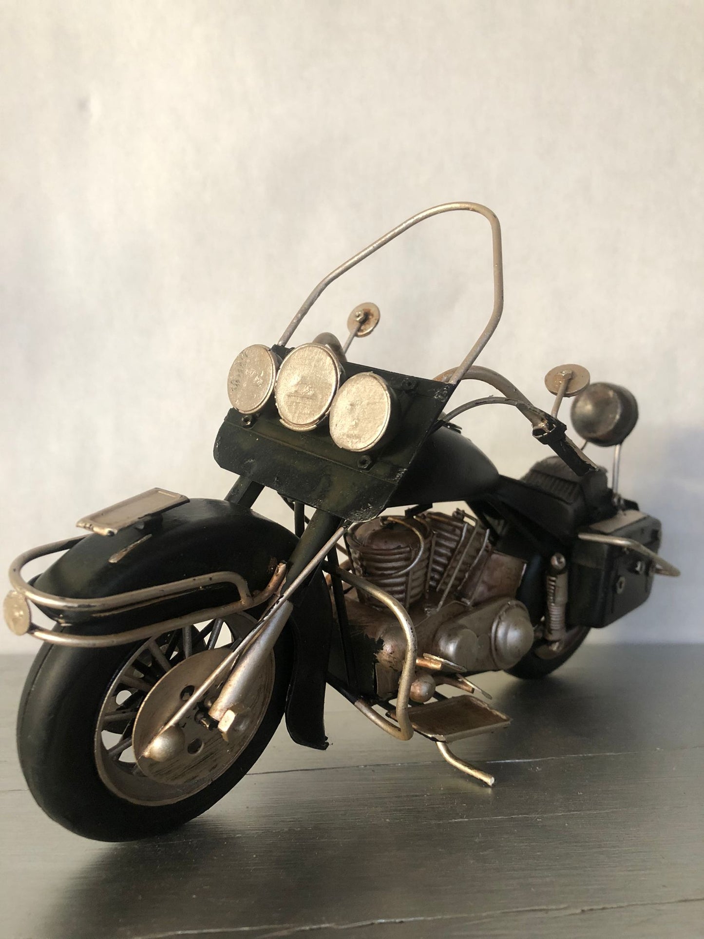 Struttura in metallo dipinta a mano

Dettagli realistici del motore e della carrozzeria

Parabrezza e triplo faro anteriore

Sella e borse laterali in stile retrò