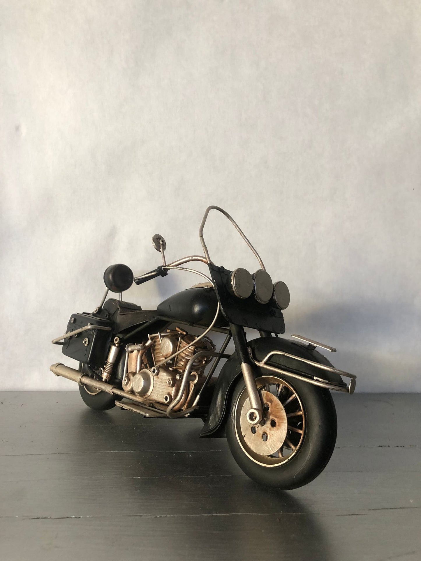 Struttura in metallo dipinta a mano

Dettagli realistici del motore e della carrozzeria

Parabrezza e triplo faro anteriore

Sella e borse laterali in stile retrò