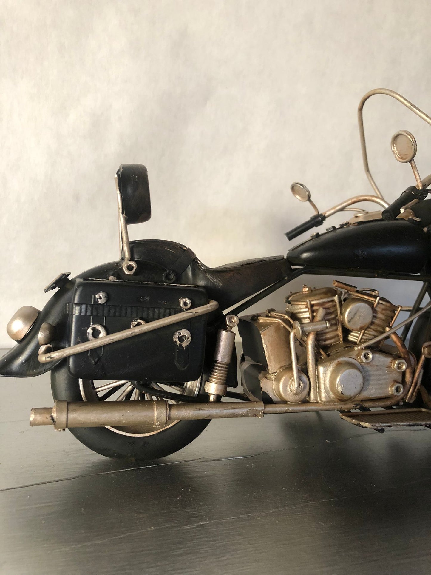 Struttura in metallo dipinta a mano

Dettagli realistici del motore e della carrozzeria

Parabrezza e triplo faro anteriore

Sella e borse laterali in stile retrò