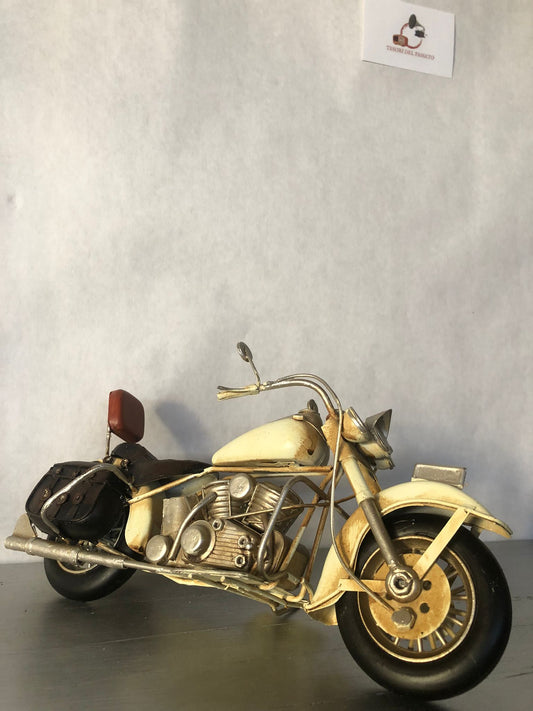 Realizzata in metallo dipinto a mano

Dettagli realistici del motore e della carrozzeria

Sella e borsa laterale in stile vintage

Dimensioni perfette per arredamento e collezione