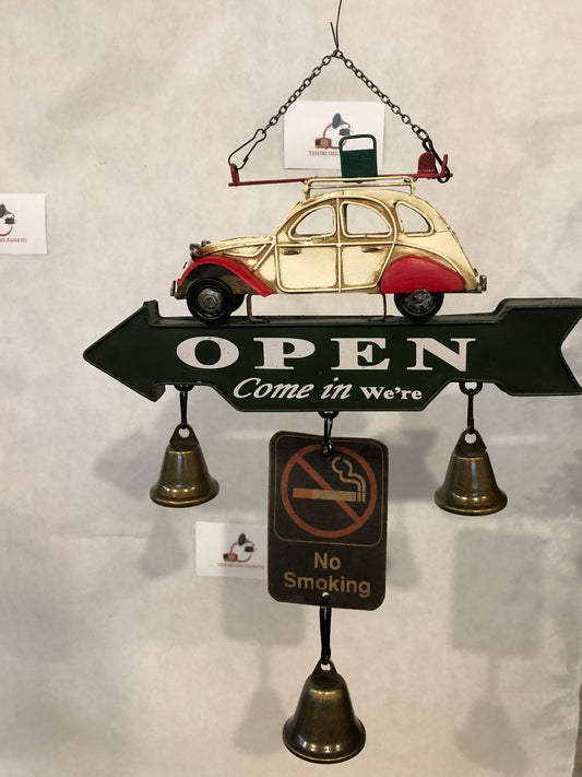 Insegna Vintage OPEN in Metallo con Auto e Campanelle – Decorazione da Appendere
