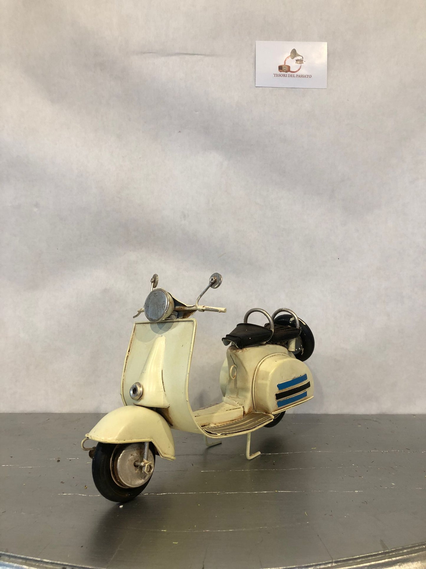 pezzo da collezione per appassionati di scooter storici

arredamento vintage per soggiorno, scrivania o vetrine

regalo originale per amanti delle Vespa e del Made in Italy

decorazione retrò per locali e negozi a tema anni ‘50 e ‘6