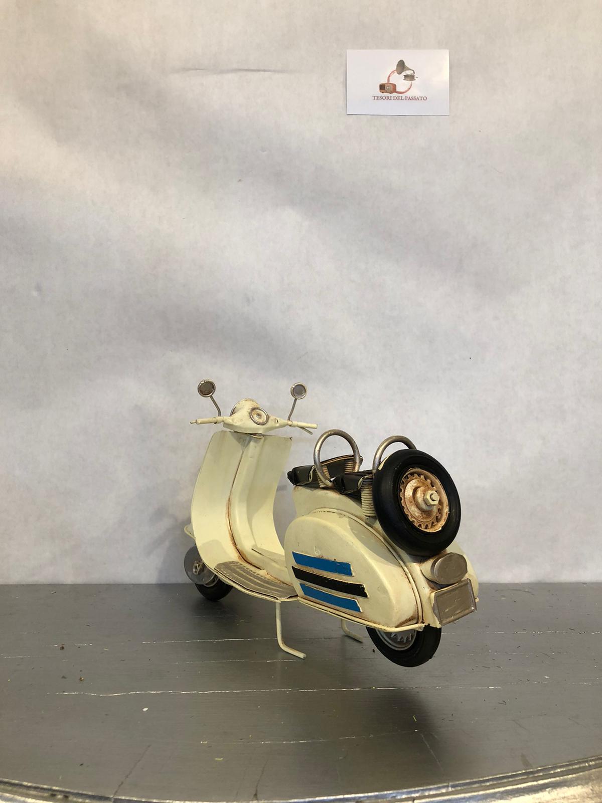 pezzo da collezione per appassionati di scooter storici

arredamento vintage per soggiorno, scrivania o vetrine

regalo originale per amanti delle Vespa e del Made in Italy

decorazione retrò per locali e negozi a tema anni ‘50 e ‘6