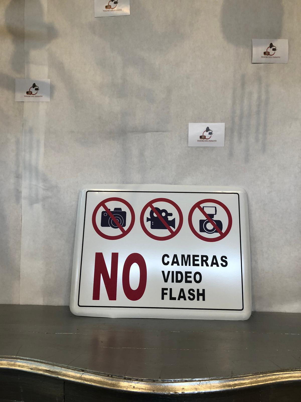Cartello Divieto “NO Cameras Video Flash” – Targa Segnaletica in Metallo per Locali, Eventi e Aziende