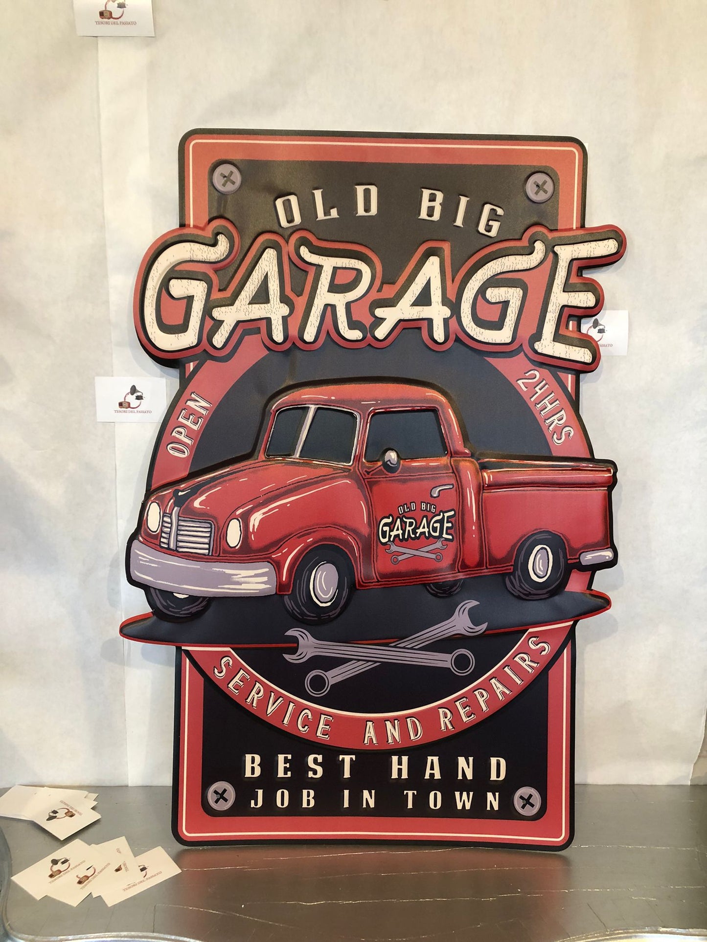 Insegna Garage Vintage in Metallo – Pick-up Rosso Old Big Garage