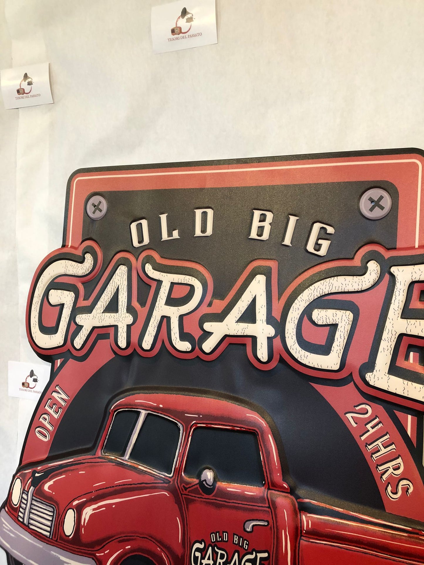 Insegna Garage Vintage in Metallo – Pick-up Rosso Old Big Garage