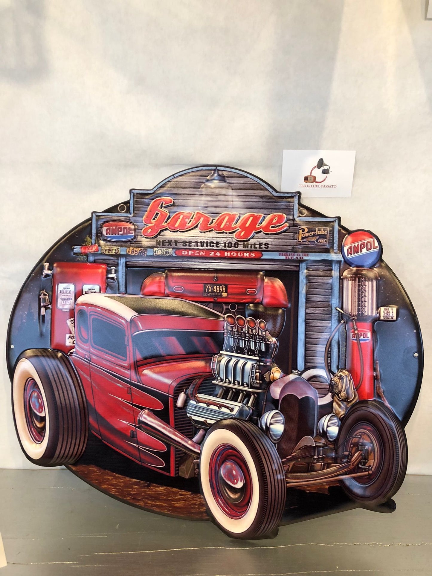 Cartello Garage Vintage con Hot Rod – Insegna Retrò Auto Americana