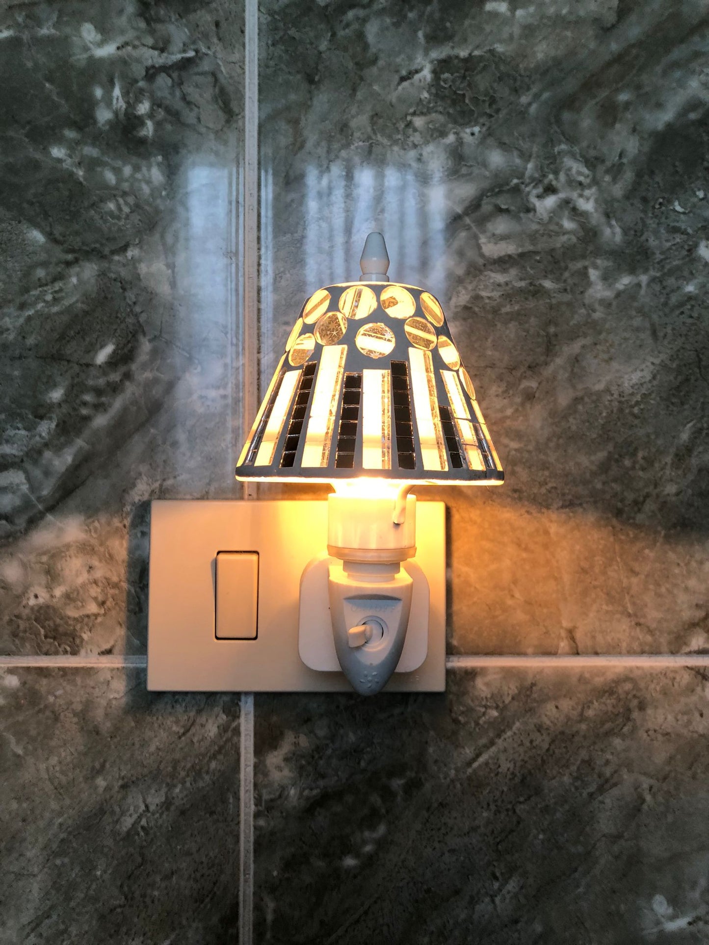 Lampada notturna LED a risparmio energetico

Paralume mosaico con design unico ed elegante

Ideale per camera da letto, bagno, corridoio e cameretta

Facile installazione: si collega direttamente alla presa elettrica

Luce calda e soffusa, perfetta per relax e sicurezza notturna