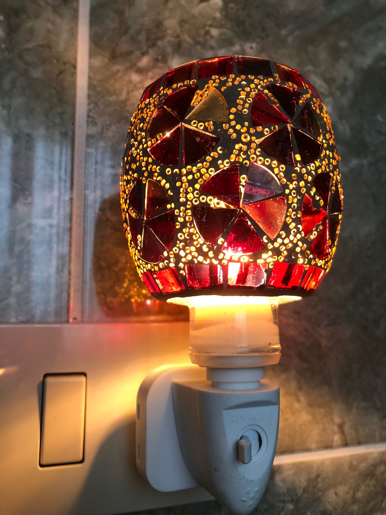 Paralume rosso mosaico dal design orientale e raffinato

Lampada notturna LED a risparmio energetico

Perfetta per camera da letto, bagno, corridoio e soggiorno

Ideale come luce decorativa, di cortesia o da comodino

Installazione semplice: basta collegarla alla presa elettrica