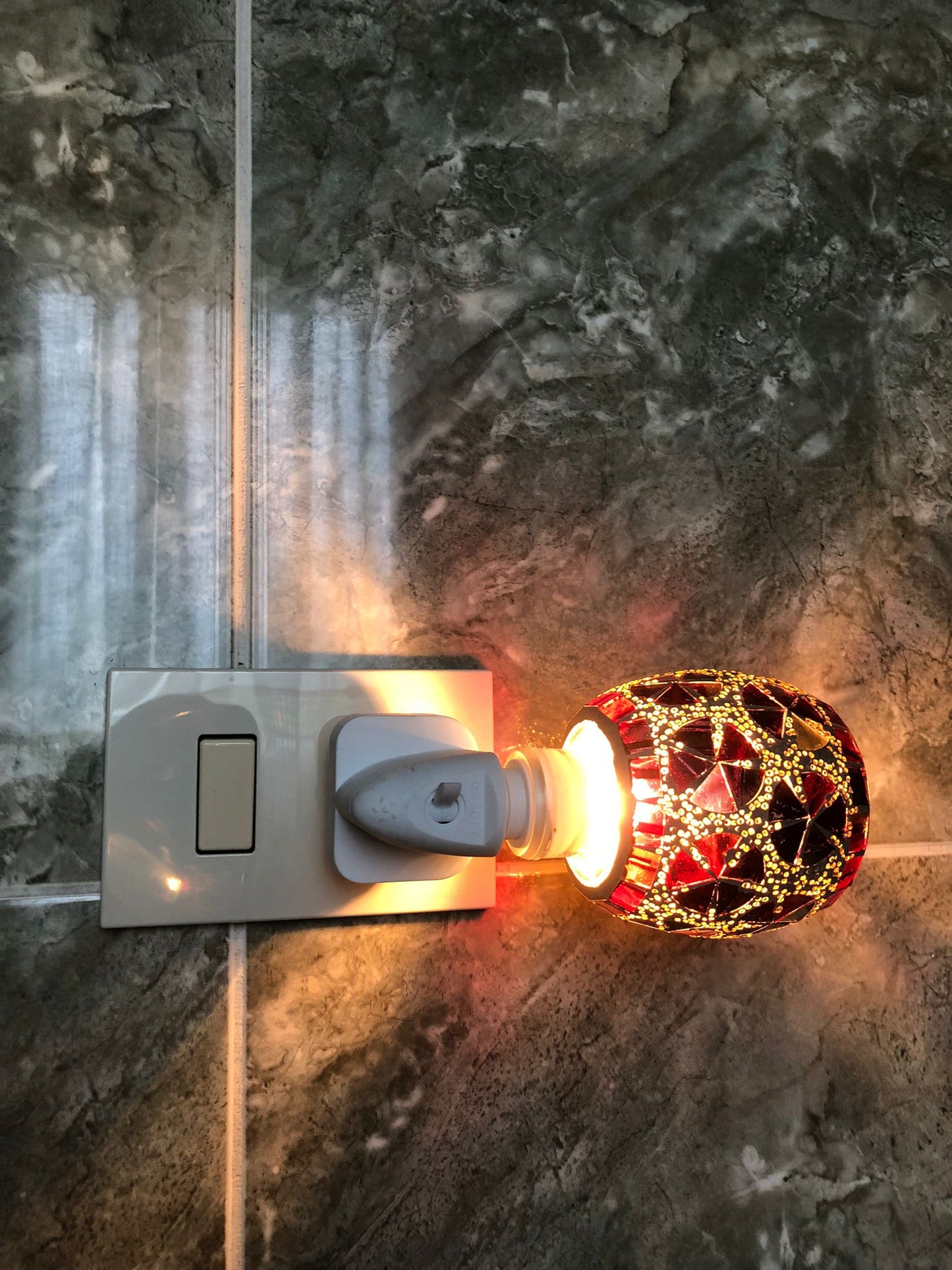 Paralume rosso mosaico dal design orientale e raffinato

Lampada notturna LED a risparmio energetico

Perfetta per camera da letto, bagno, corridoio e soggiorno

Ideale come luce decorativa, di cortesia o da comodino

Installazione semplice: basta collegarla alla presa elettrica