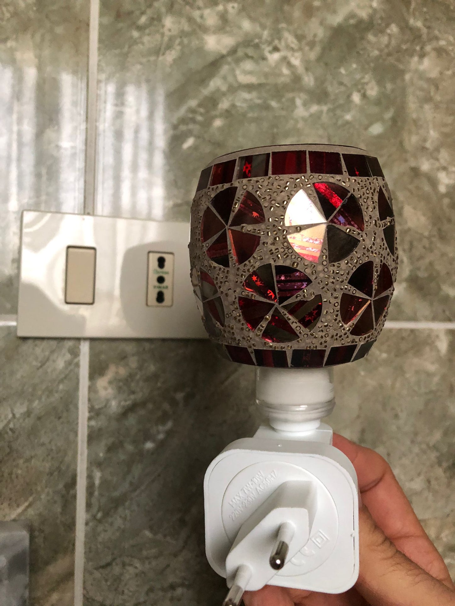 Paralume rosso mosaico dal design orientale e raffinato

Lampada notturna LED a risparmio energetico

Perfetta per camera da letto, bagno, corridoio e soggiorno

Ideale come luce decorativa, di cortesia o da comodino

Installazione semplice: basta collegarla alla presa elettrica