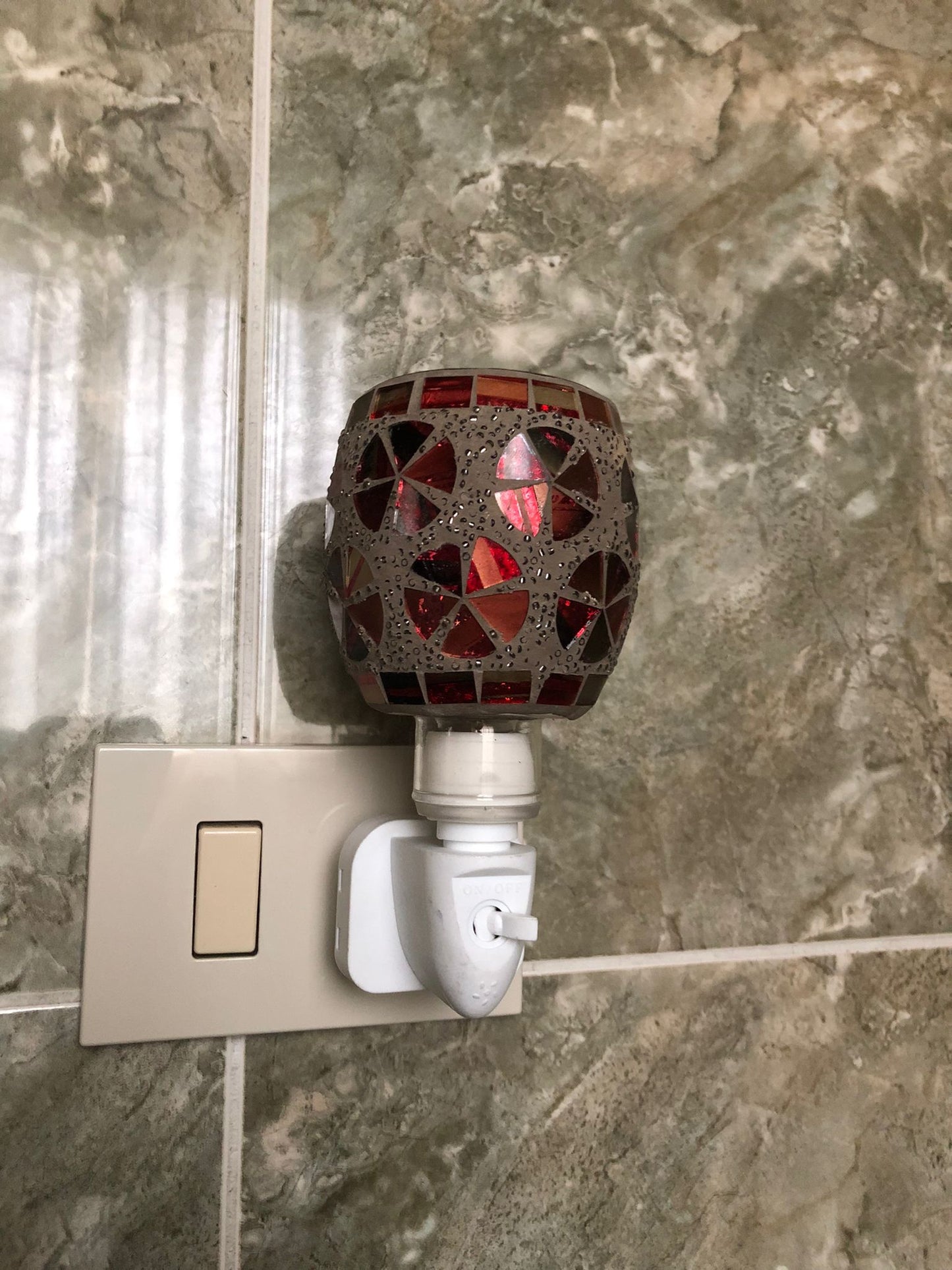 Paralume rosso mosaico dal design orientale e raffinato

Lampada notturna LED a risparmio energetico

Perfetta per camera da letto, bagno, corridoio e soggiorno

Ideale come luce decorativa, di cortesia o da comodino

Installazione semplice: basta collegarla alla presa elettrica