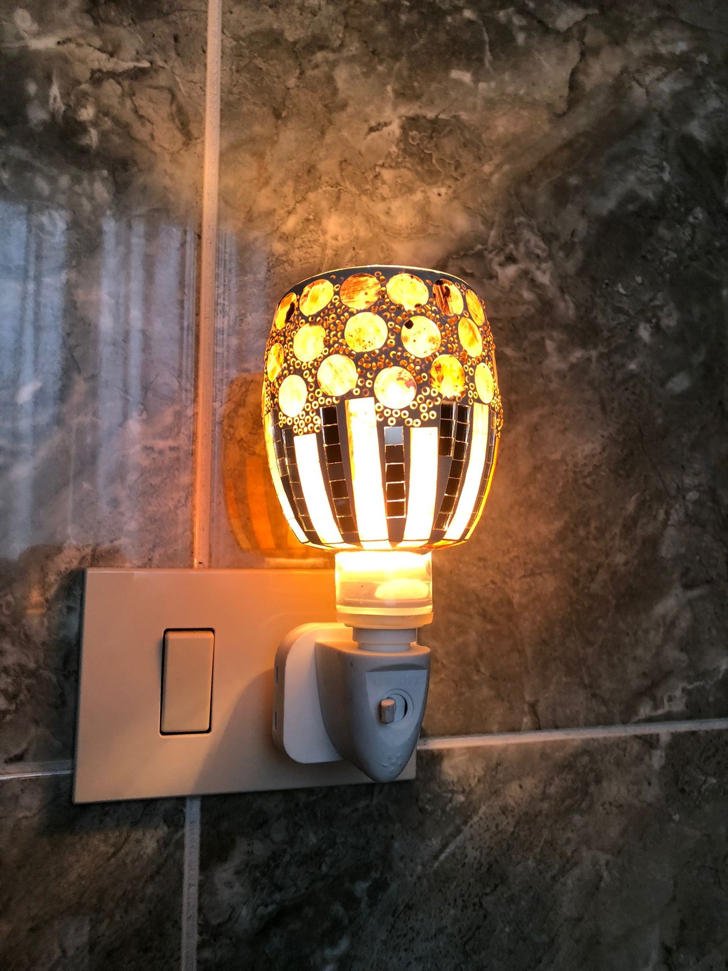 Lampada Notturna da Presa con Paralume Mosaico Giallo e Nero – Luce Notturna LED Decorativa per Camera da Letto, Bagno e Corridoio