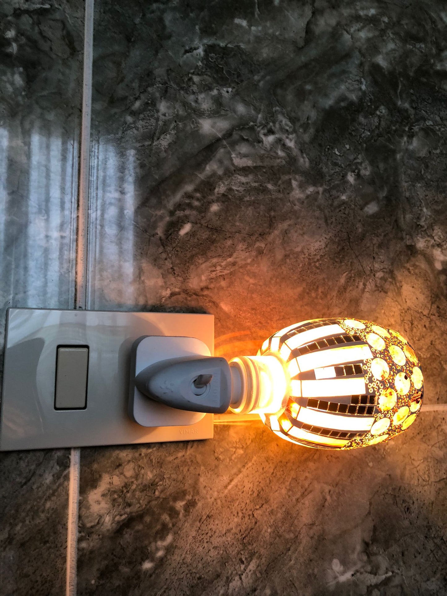 Lampada Notturna da Presa con Paralume Mosaico Giallo e Nero – Luce Notturna LED Decorativa per Camera da Letto, Bagno e Corridoio