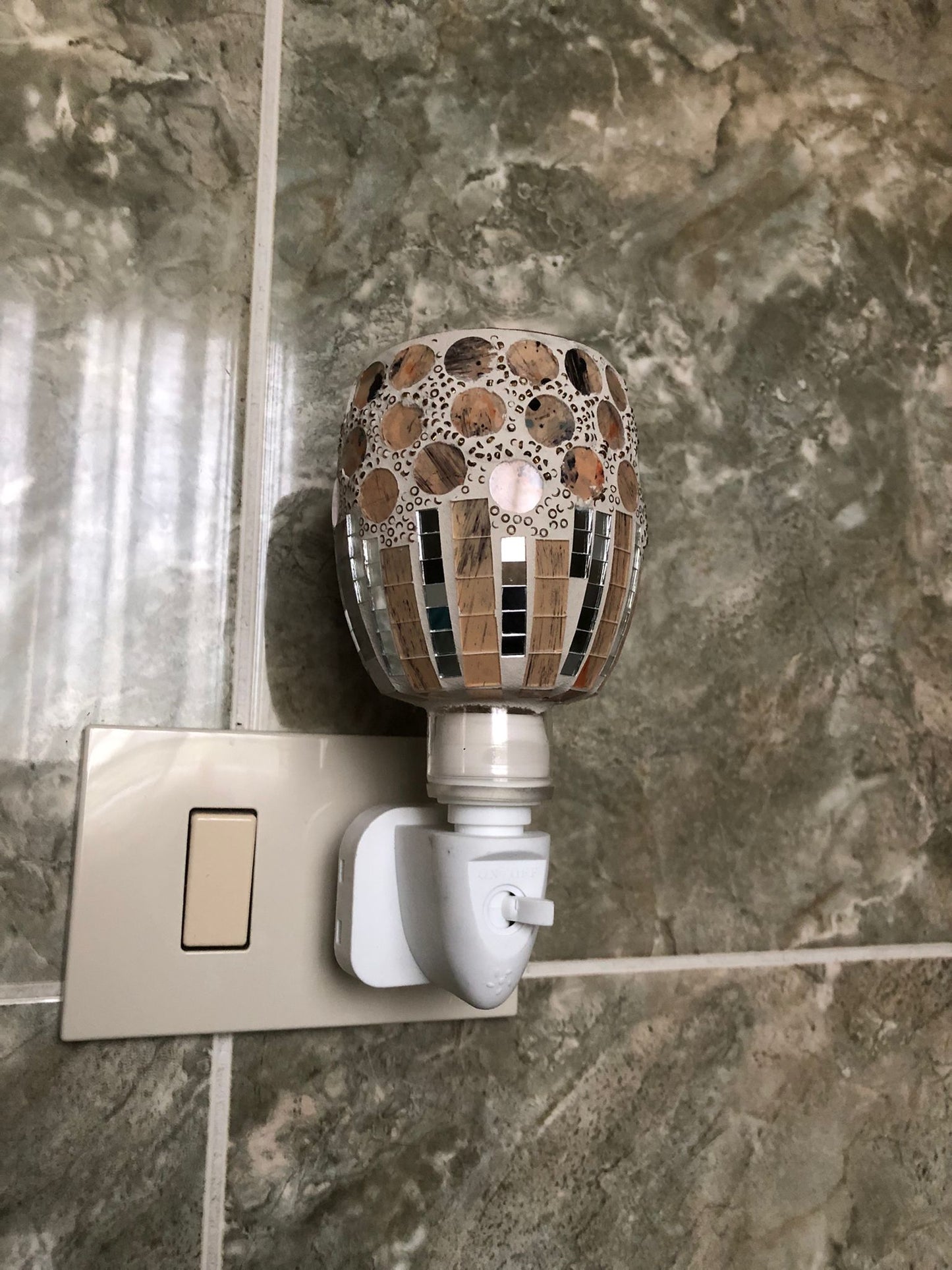 Lampada Notturna da Presa con Paralume Mosaico Giallo e Nero – Luce Notturna LED Decorativa per Camera da Letto, Bagno e Corridoio