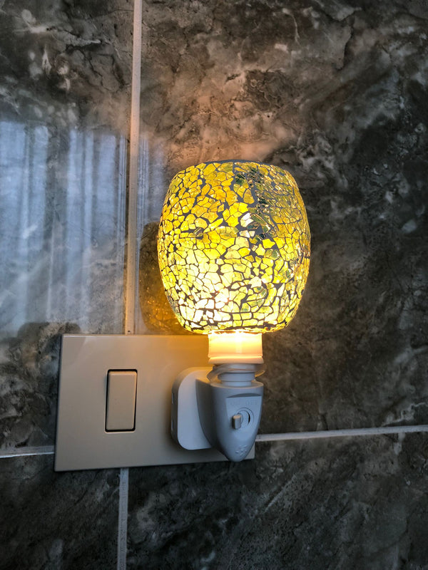Paralume mosaico giallo-verde con effetto vetro spezzato

Lampada notturna LED a risparmio energetico

Ideale per camera da letto, bagno, corridoio, soggiorno e cameretta

Perfetta come luce decorativa e di cortesia notturna

Collegamento diretto alla presa elettrica, semplice e pratico