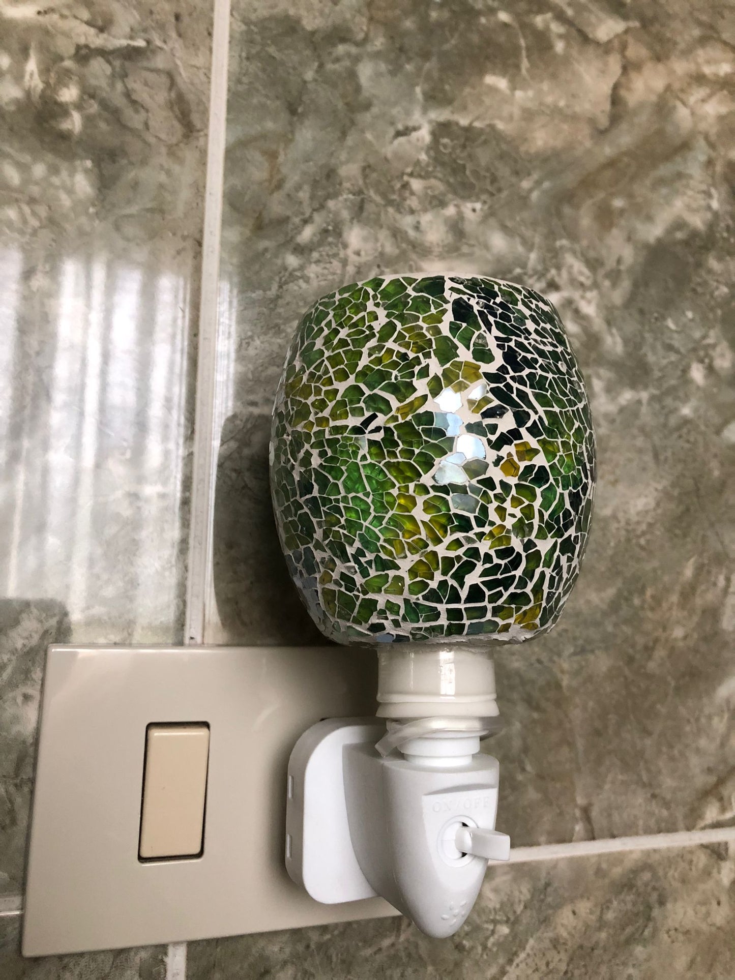 Paralume mosaico giallo-verde con effetto vetro spezzato

Lampada notturna LED a risparmio energetico

Ideale per camera da letto, bagno, corridoio, soggiorno e cameretta

Perfetta come luce decorativa e di cortesia notturna

Collegamento diretto alla presa elettrica, semplice e pratico