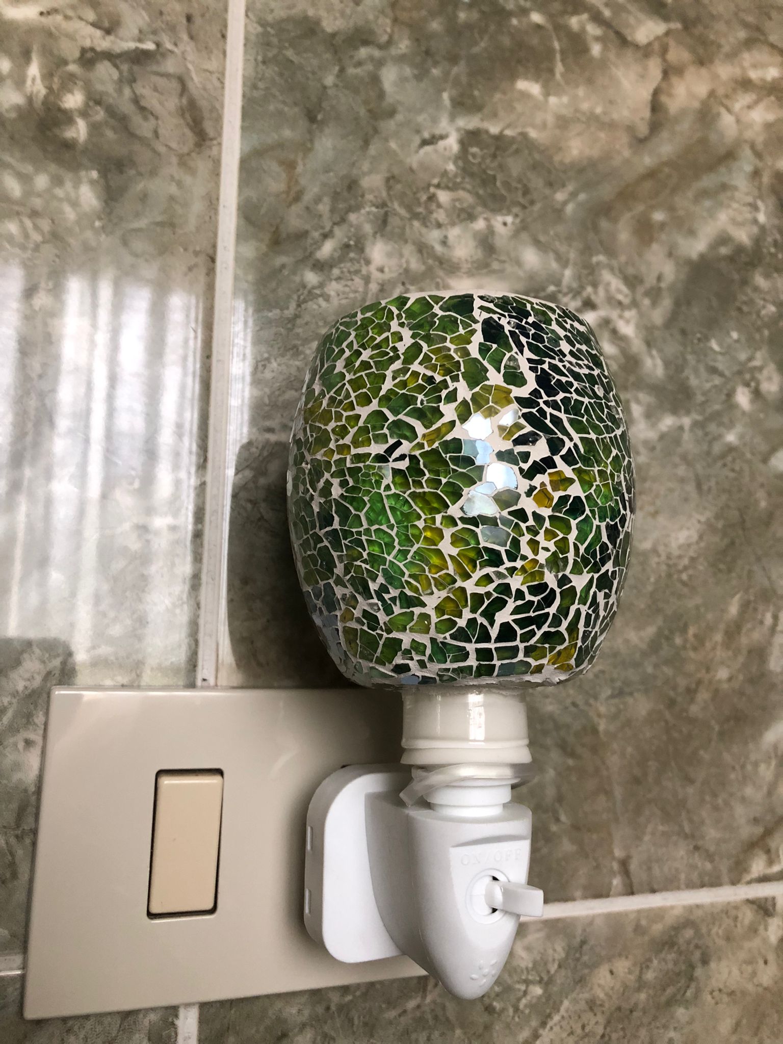 Paralume mosaico giallo-verde con effetto vetro spezzato

Lampada notturna LED a risparmio energetico

Ideale per camera da letto, bagno, corridoio, soggiorno e cameretta

Perfetta come luce decorativa e di cortesia notturna

Collegamento diretto alla presa elettrica, semplice e pratico