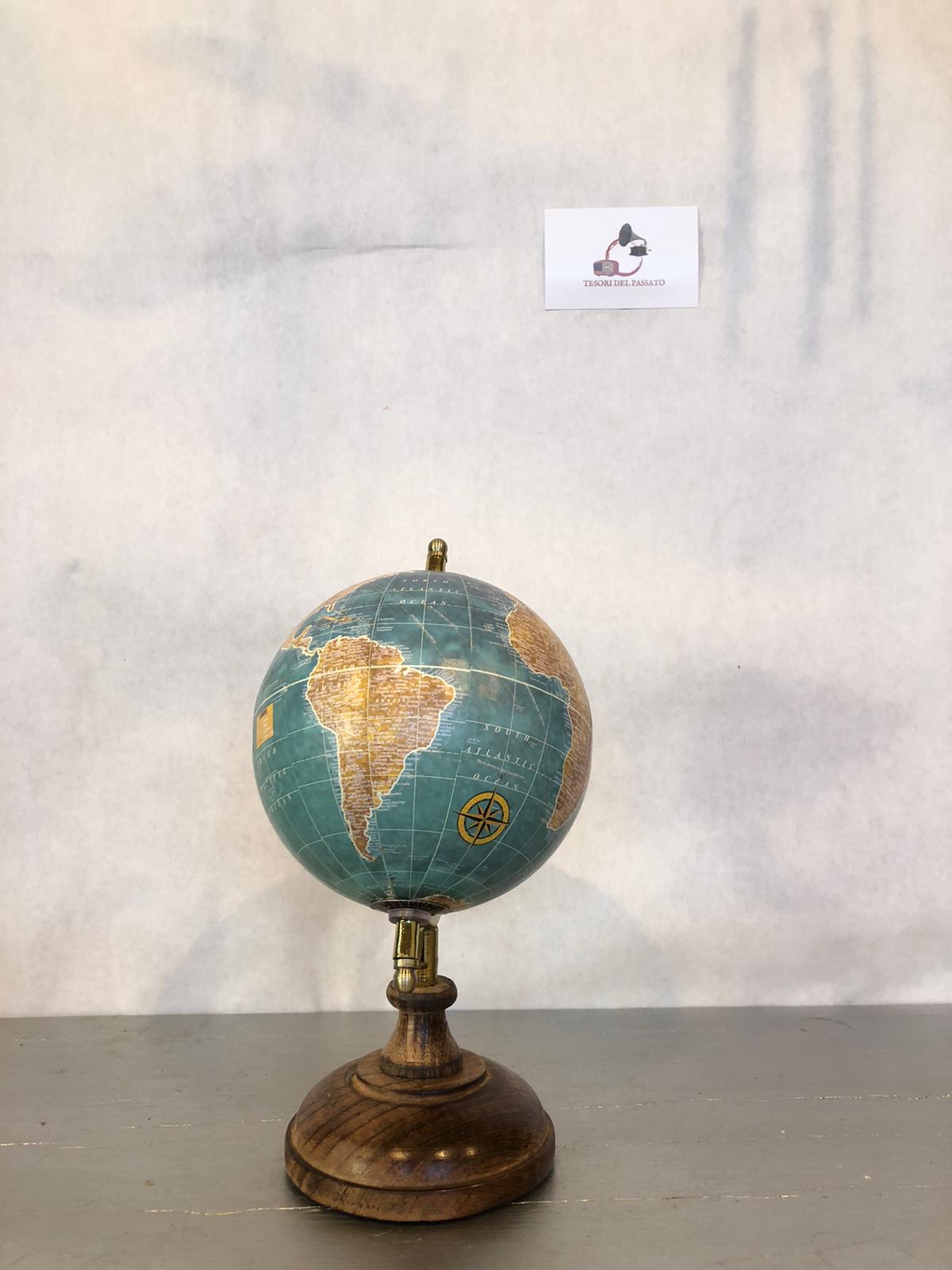arredamento studio, ufficio e libreria

complemento d’arredo vintage per salotto o camera da letto

idea regalo raffinata per amanti dei viaggi e collezionisti

decorazione elegante per ambienti classici e retrò

mappamondo vintage azzurro

globo terrestre arredamento retrò

mappamondo con base in legno

arredamento studio elegante

globo da tavolo vintage

regalo per viaggiatori originali

oggetti decorativi retrò eleganti

mappamondo d’epoca per collezione

arredamento libreria e ufficio

globo artigianal