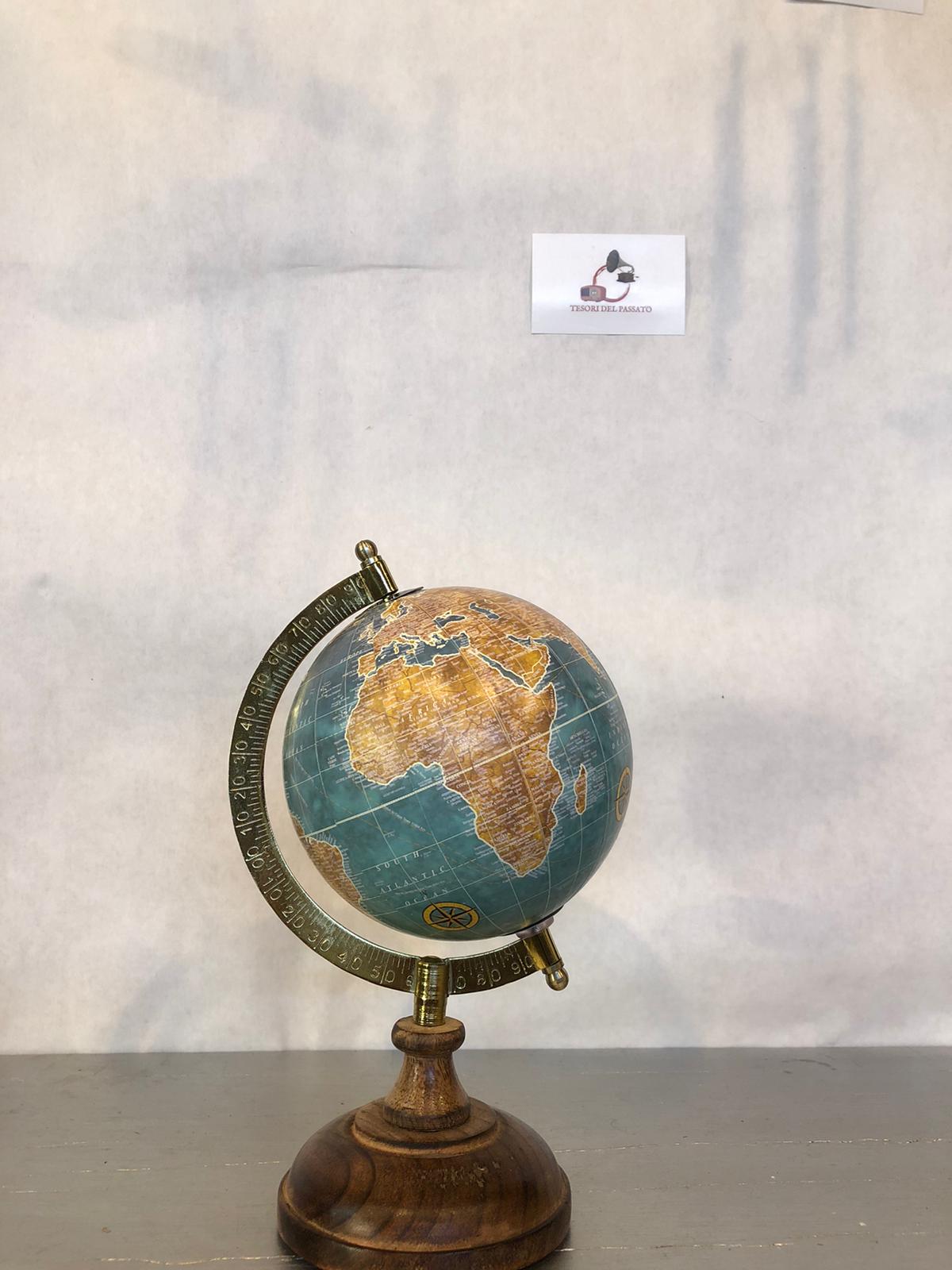 arredamento studio, ufficio e libreria

complemento d’arredo vintage per salotto o camera da letto

idea regalo raffinata per amanti dei viaggi e collezionisti

decorazione elegante per ambienti classici e retrò

mappamondo vintage azzurro

globo terrestre arredamento retrò

mappamondo con base in legno

arredamento studio elegante

globo da tavolo vintage

regalo per viaggiatori originali

oggetti decorativi retrò eleganti

mappamondo d’epoca per collezione

arredamento libreria e ufficio

globo artigianal