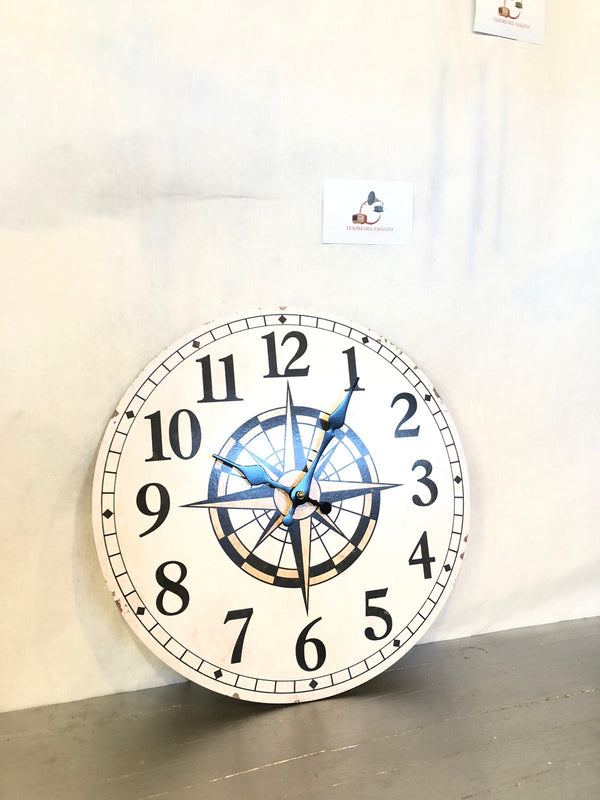 Orologio da parete vintage con rosa dei venti, numeri grandi e design nautico in stile retrò.