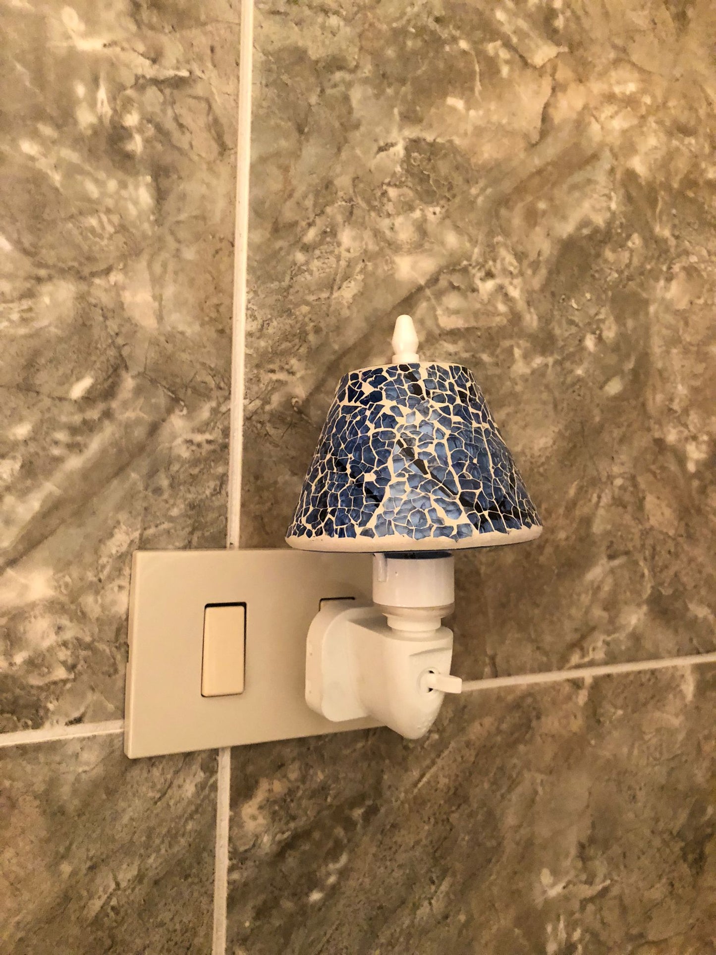 Lampada Notturna da Presa con Paralume Mosaico Blu – Luce Notturna LED Decorativa per Camera da Letto, Bagno e Corridoio