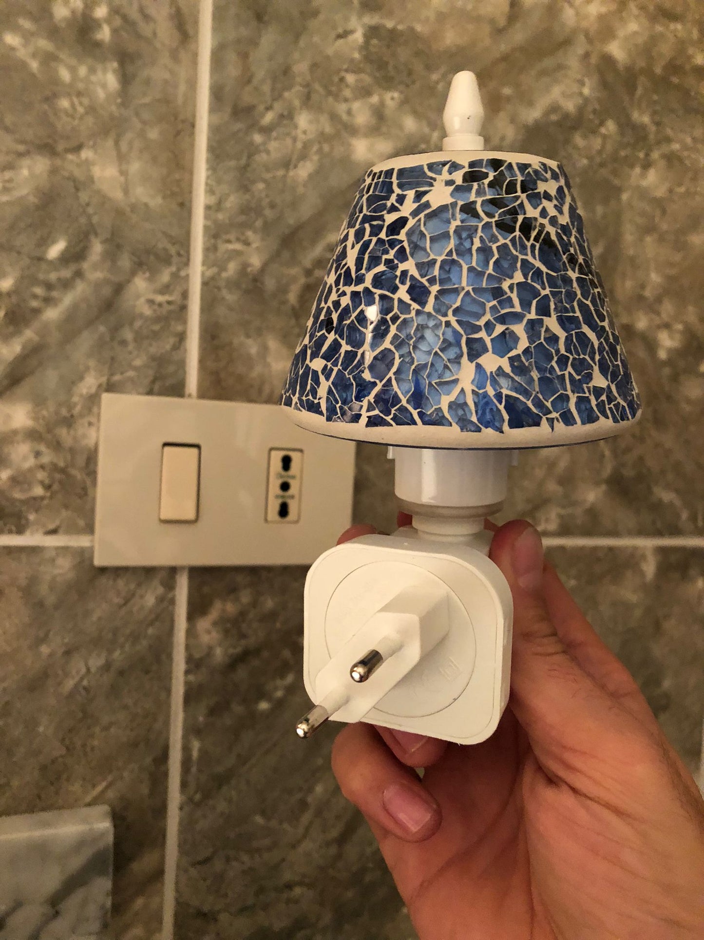 Lampada Notturna da Presa con Paralume Mosaico Blu – Luce Notturna LED Decorativa per Camera da Letto, Bagno e Corridoio