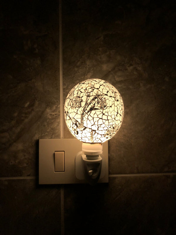 Paralume sferico in mosaico bianco e argento

Luce LED a basso consumo energetico

Perfetta per camera da letto, bagno, soggiorno, corridoio e cameretta

Luce calda, soffusa e rilassante

Collegamento diretto alla presa elettrica, senza installazioni