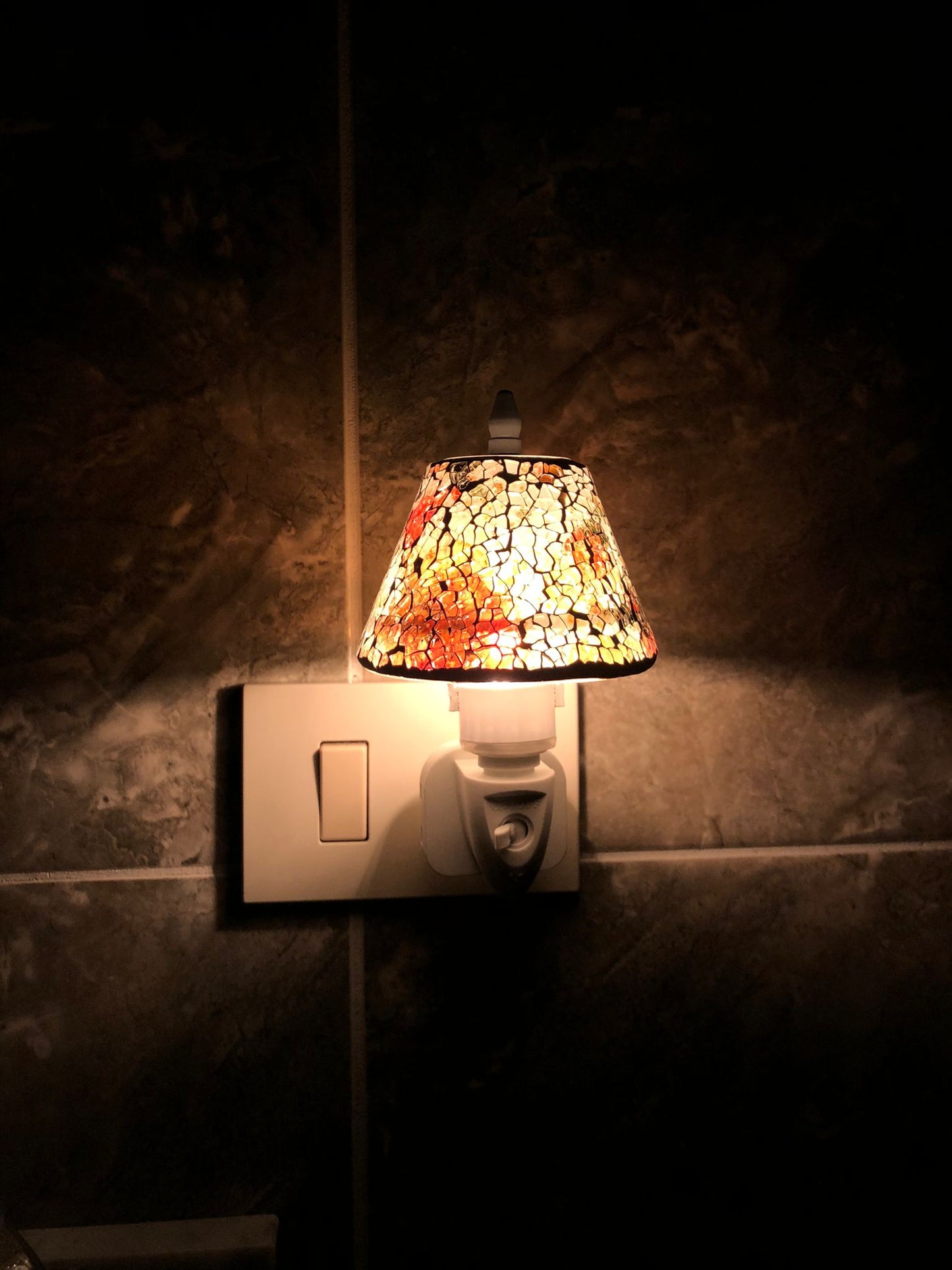 Lampada Notturna da Presa con Paralume Mosaico Arancio Ambra – Luce Notturna LED Decorativa per Camera da Letto e Bagno