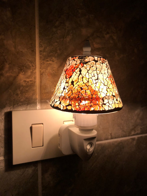 Lampada Notturna da Presa con Paralume Mosaico Arancio Ambra – Luce Notturna LED Decorativa per Camera da Letto e Bagno