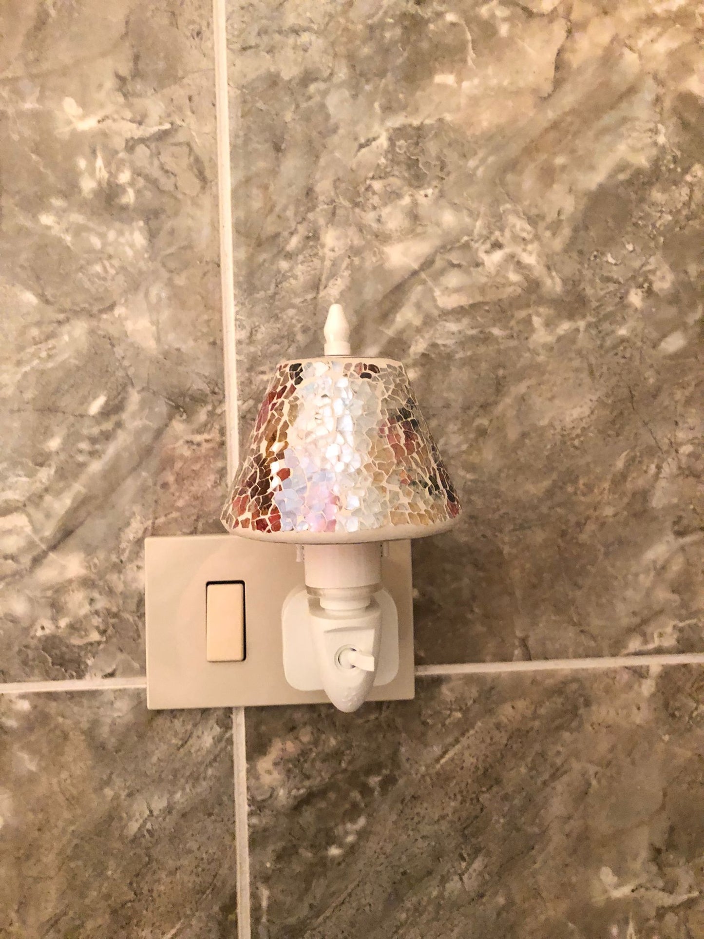 Lampada Notturna da Presa con Paralume Mosaico Arancio Ambra – Luce Notturna LED Decorativa per Camera da Letto e Bagno