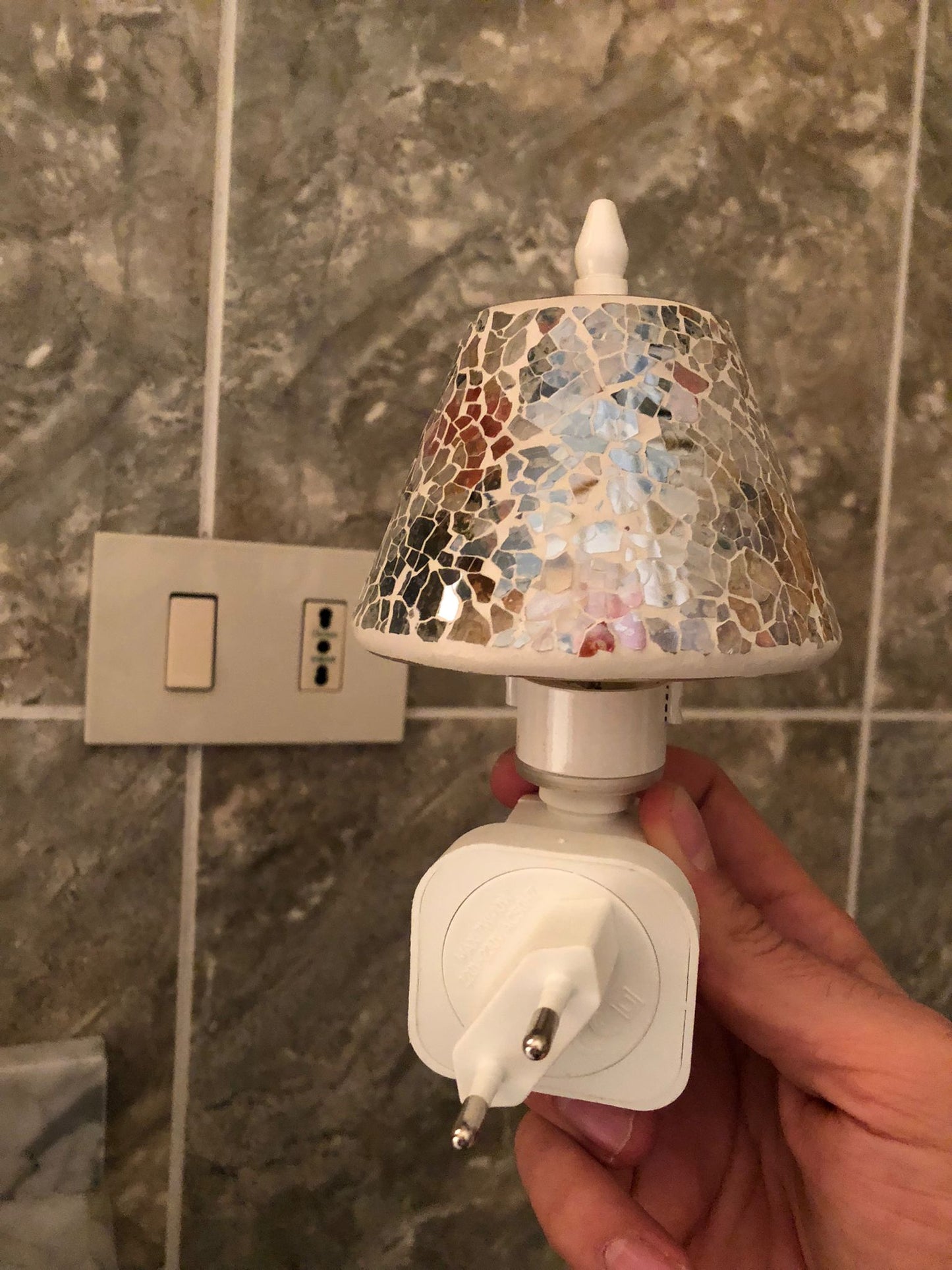 Lampada Notturna da Presa con Paralume Mosaico Arancio Ambra – Luce Notturna LED Decorativa per Camera da Letto e Bagno