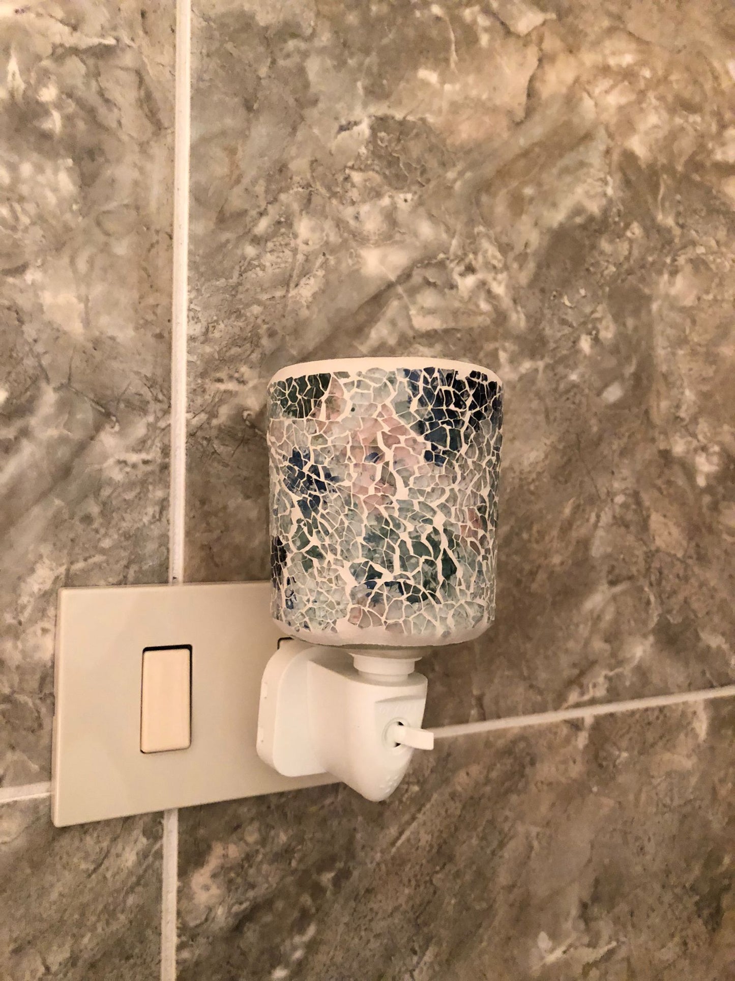 Lampada Notturna da Presa con Paralume Cilindrico Mosaico Bianco e Blu – Luce Notturna LED Decorativa Elegante