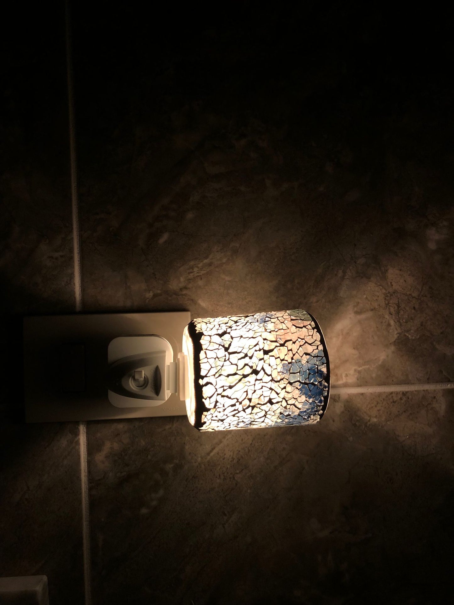 Lampada Notturna da Presa con Paralume Cilindrico Mosaico Bianco e Blu – Luce Notturna LED Decorativa Elegante