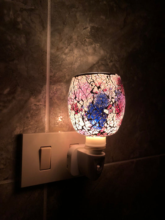 Paralume mosaico multicolor con effetto vetro spezzato

Luce LED calda a basso consumo energetico

Perfetta come luce da comodino, di cortesia o decorativa

Ideale per camera da letto, bagno, soggiorno, corridoio e cameretta

Collegamento semplice alla presa elettrica