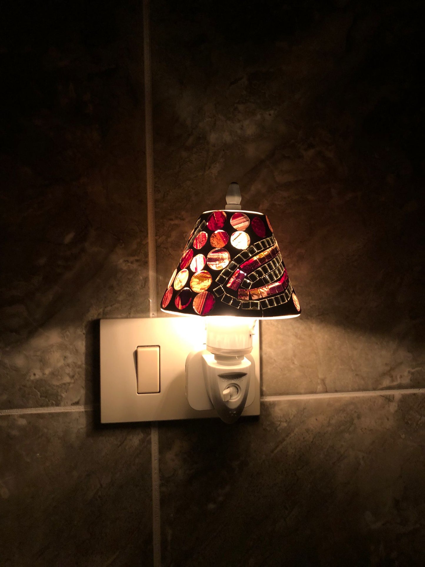 Paralume mosaico rosso e oro dal design elegante

Luce LED calda e a risparmio energetico

Perfetta per camera da letto, bagno, soggiorno e corridoio

Ideale come luce di cortesia o lampada decorativa

Installazione semplice: si collega direttamente alla presa elettrica