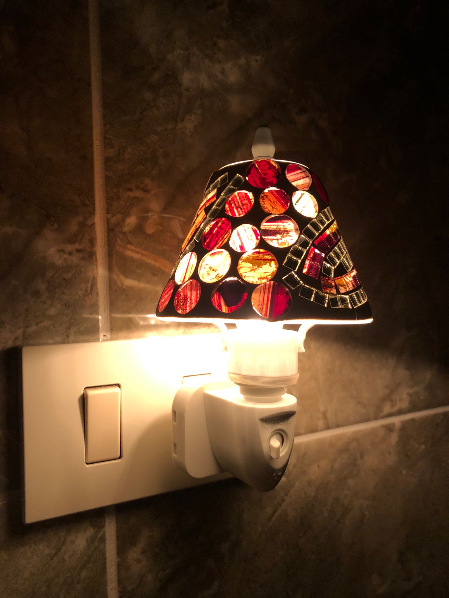 Paralume mosaico rosso e oro dal design elegante

Luce LED calda e a risparmio energetico

Perfetta per camera da letto, bagno, soggiorno e corridoio

Ideale come luce di cortesia o lampada decorativa

Installazione semplice: si collega direttamente alla presa elettrica