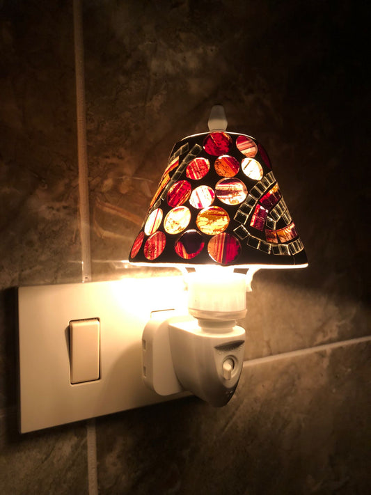 Paralume mosaico rosso e oro dal design elegante

Luce LED calda e a risparmio energetico

Perfetta per camera da letto, bagno, soggiorno e corridoio

Ideale come luce di cortesia o lampada decorativa

Installazione semplice: si collega direttamente alla presa elettrica