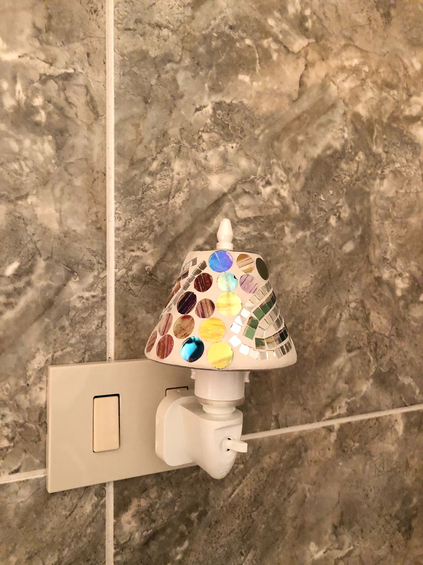 Paralume mosaico rosso e oro dal design elegante

Luce LED calda e a risparmio energetico

Perfetta per camera da letto, bagno, soggiorno e corridoio

Ideale come luce di cortesia o lampada decorativa

Installazione semplice: si collega direttamente alla presa elettrica