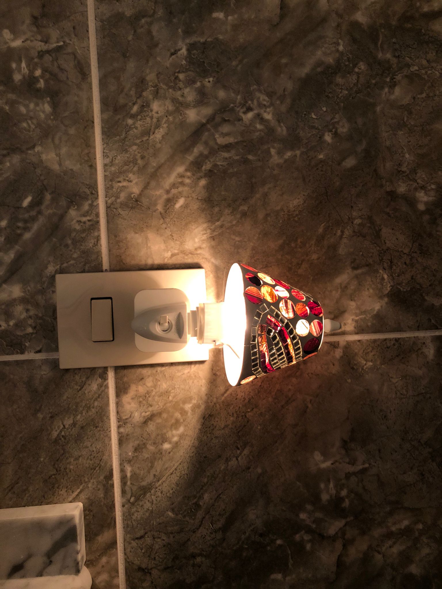 Paralume mosaico rosso e oro dal design elegante

Luce LED calda e a risparmio energetico

Perfetta per camera da letto, bagno, soggiorno e corridoio

Ideale come luce di cortesia o lampada decorativa

Installazione semplice: si collega direttamente alla presa elettrica