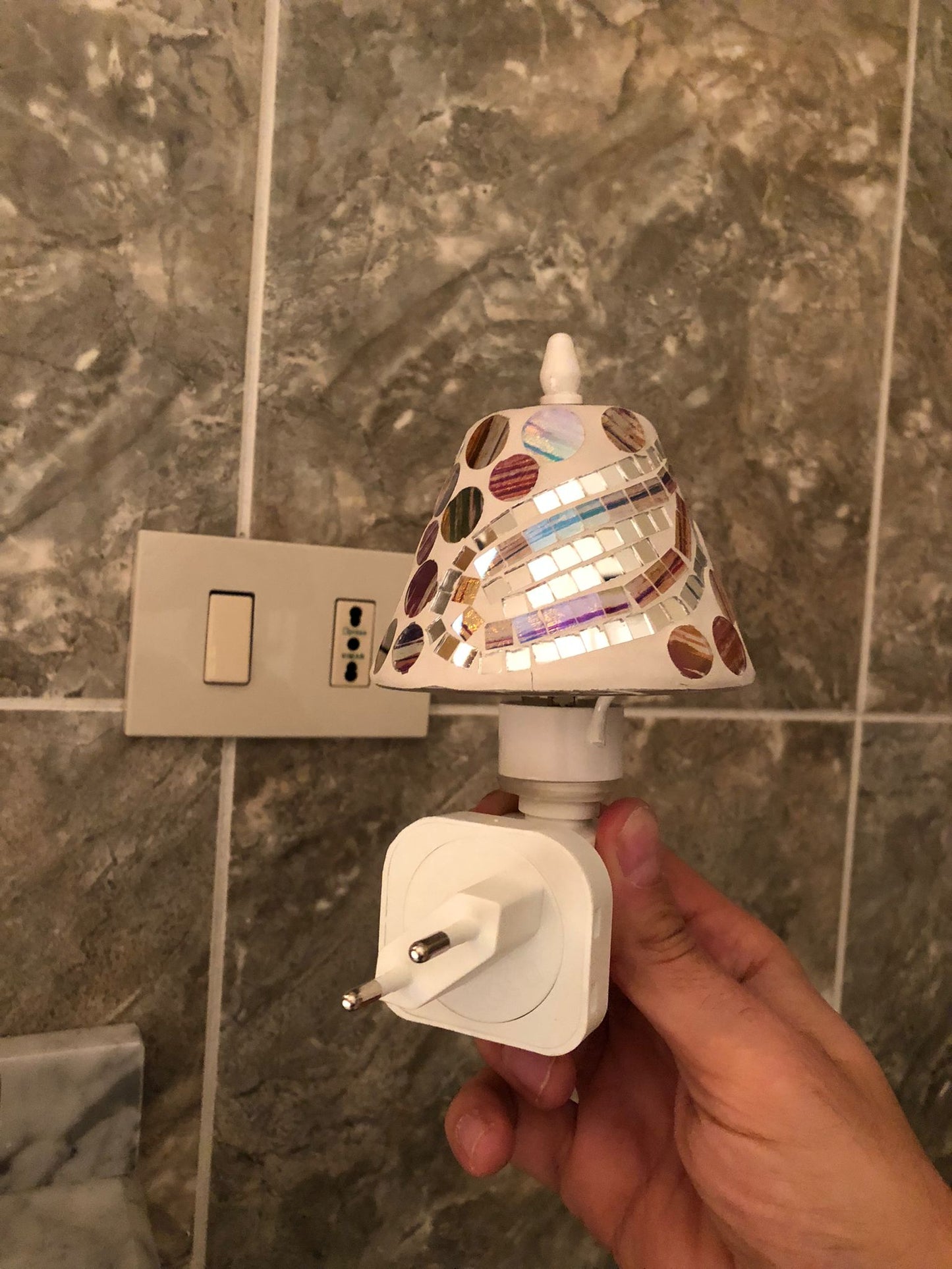 Paralume mosaico rosso e oro dal design elegante

Luce LED calda e a risparmio energetico

Perfetta per camera da letto, bagno, soggiorno e corridoio

Ideale come luce di cortesia o lampada decorativa

Installazione semplice: si collega direttamente alla presa elettrica