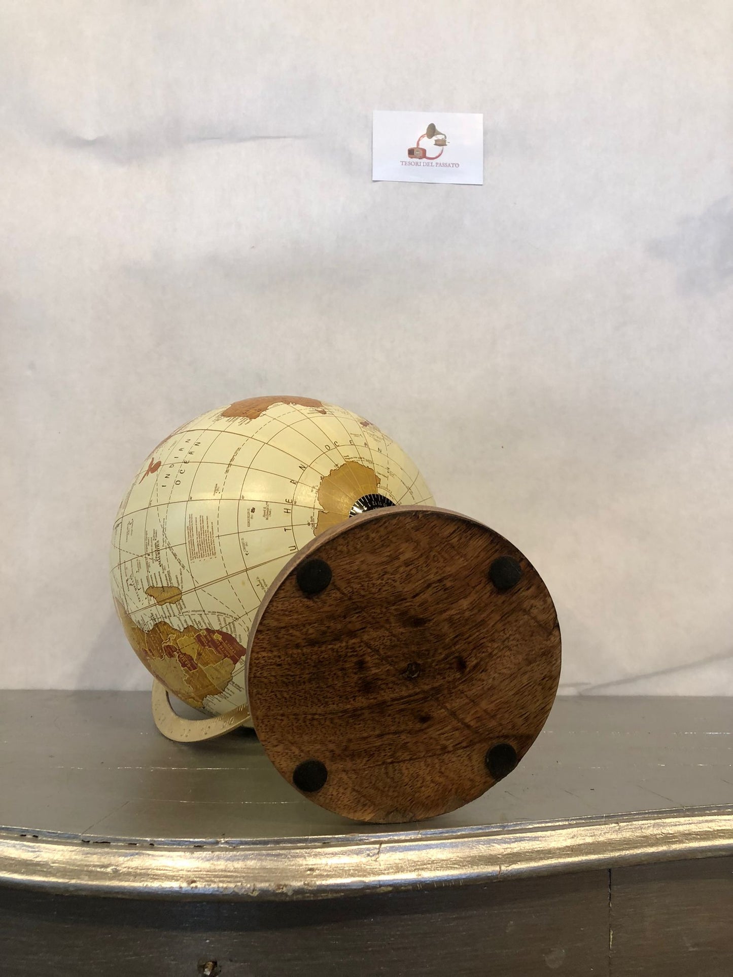 arredamento vintage e classico per casa e ufficio

decorazione elegante per studi e librerie

collezione di mappamondi e oggetti storici

regalo raffinato per amanti dei viaggi
mappamondo vintage seppia

globo terrestre retrò arredamento

mappamondo con base in legno

globo antico decorativo

arredamento studio e libreria vintage

regalo elegante per viaggiatori

oggetti decorativi classici retrò

mappamondo d’epoca da tavolo

globo terrestre artigianale

arredamento ufficio elegante
