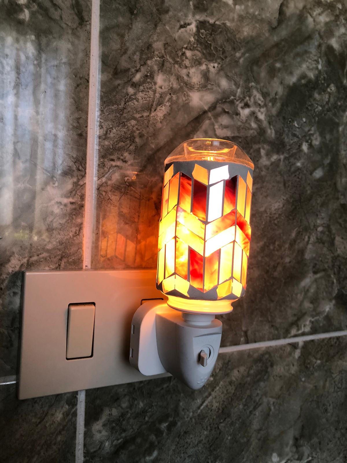 Lampada Notturna da Presa con Paralume Esagonale Mosaico Arancio e Bianco – Luce Notturna LED Decorativa Moderna