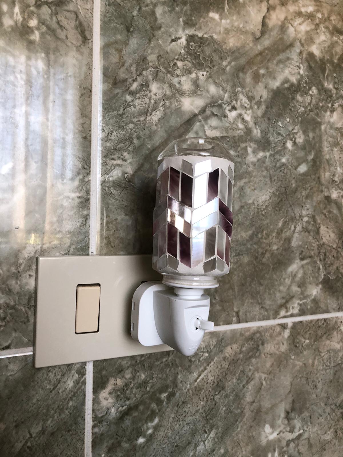 Lampada Notturna da Presa con Paralume Esagonale Mosaico Arancio e Bianco – Luce Notturna LED Decorativa Moderna