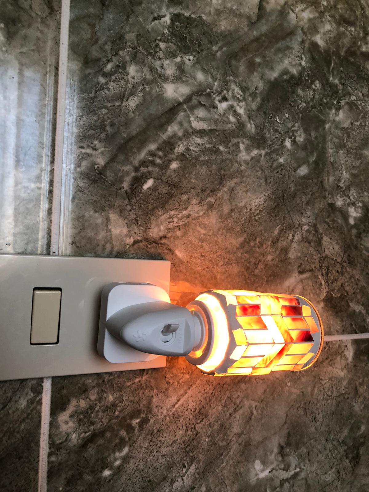 Lampada Notturna da Presa con Paralume Esagonale Mosaico Arancio e Bianco – Luce Notturna LED Decorativa Moderna