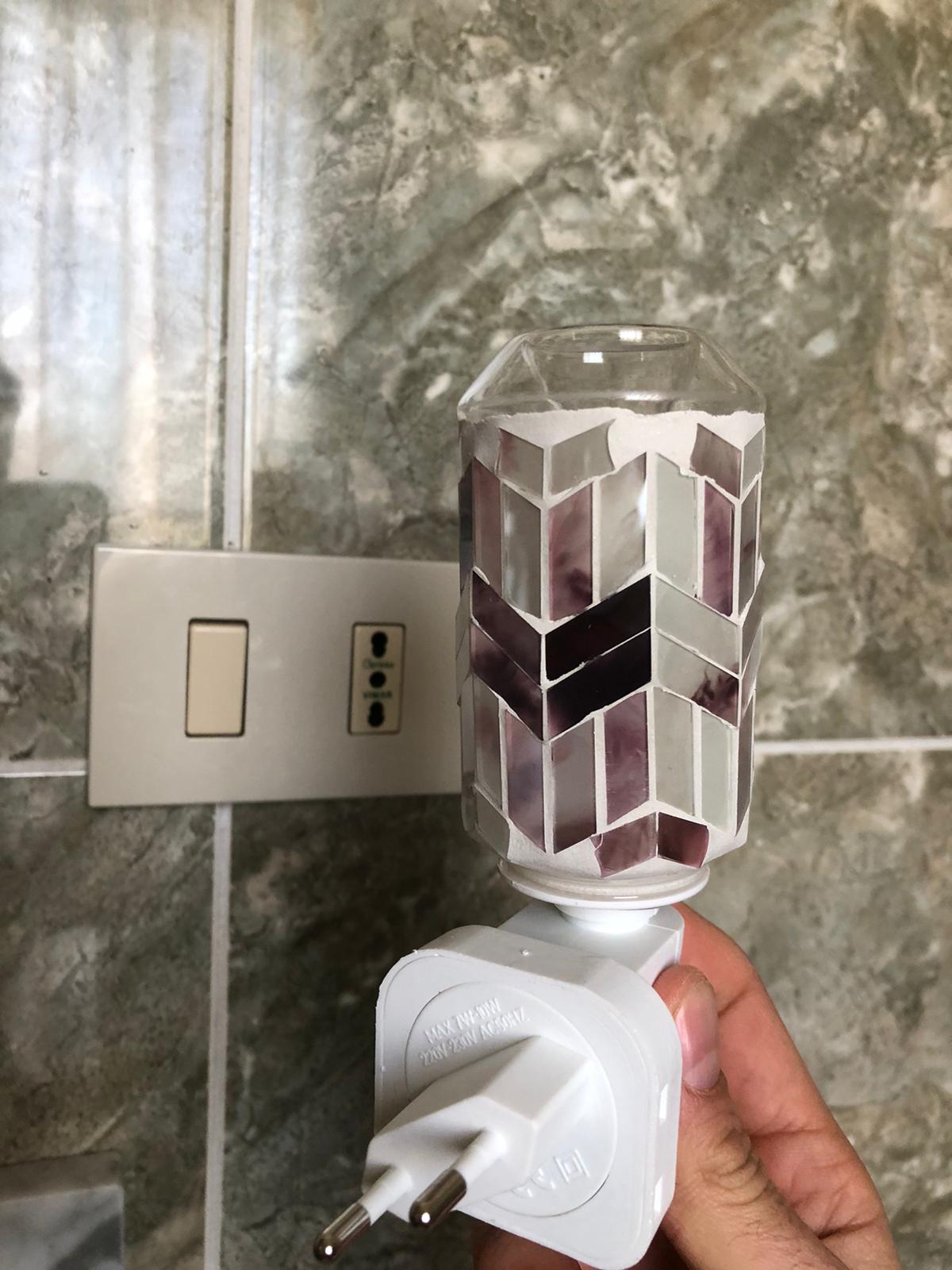 Lampada Notturna da Presa con Paralume Esagonale Mosaico Arancio e Bianco – Luce Notturna LED Decorativa Moderna