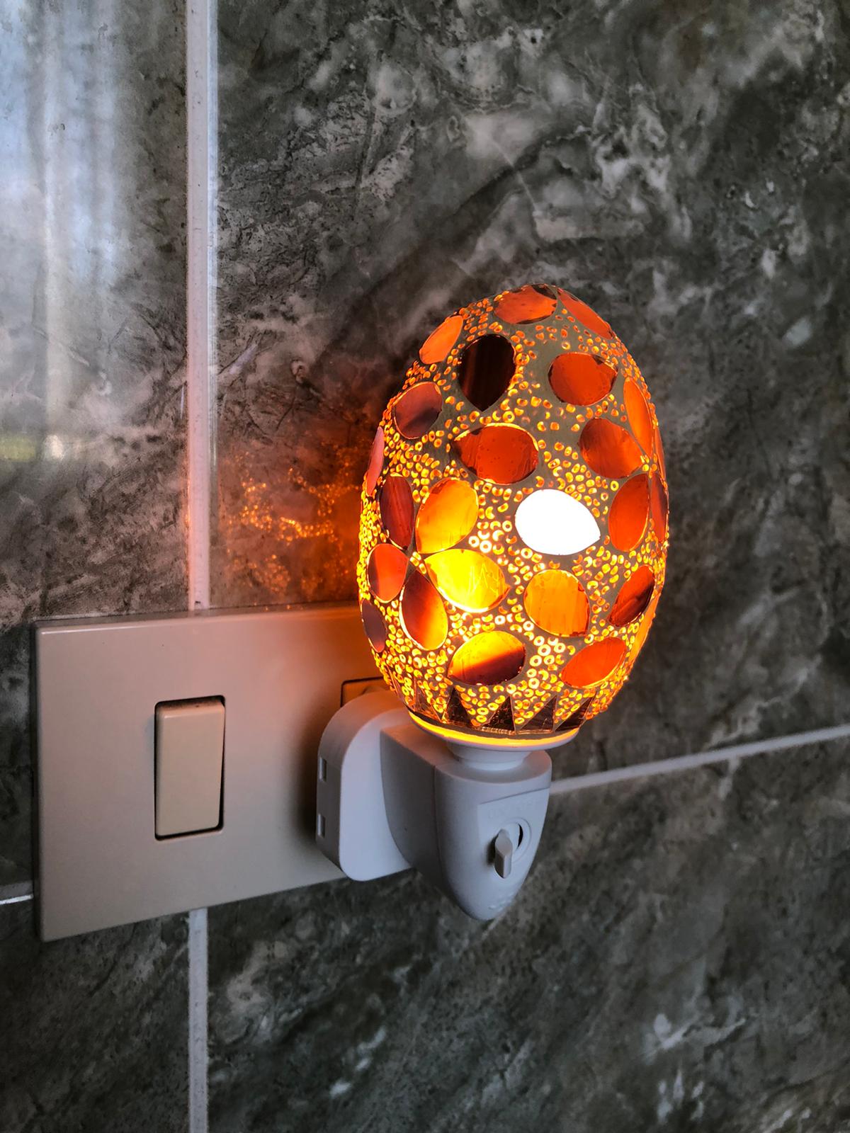 Paralume ovale mosaico arancio dal design artigianale

Luce LED calda e a basso consumo energetico

Perfetta per camera da letto, bagno, soggiorno e corridoio

Ideale come luce di cortesia o lampada decorativa

Collegamento semplice alla presa elettrica