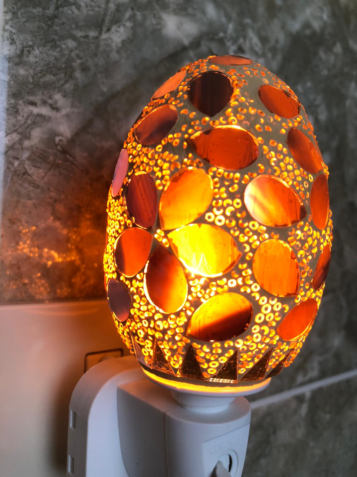 Paralume ovale mosaico arancio dal design artigianale

Luce LED calda e a basso consumo energetico

Perfetta per camera da letto, bagno, soggiorno e corridoio

Ideale come luce di cortesia o lampada decorativa

Collegamento semplice alla presa elettrica