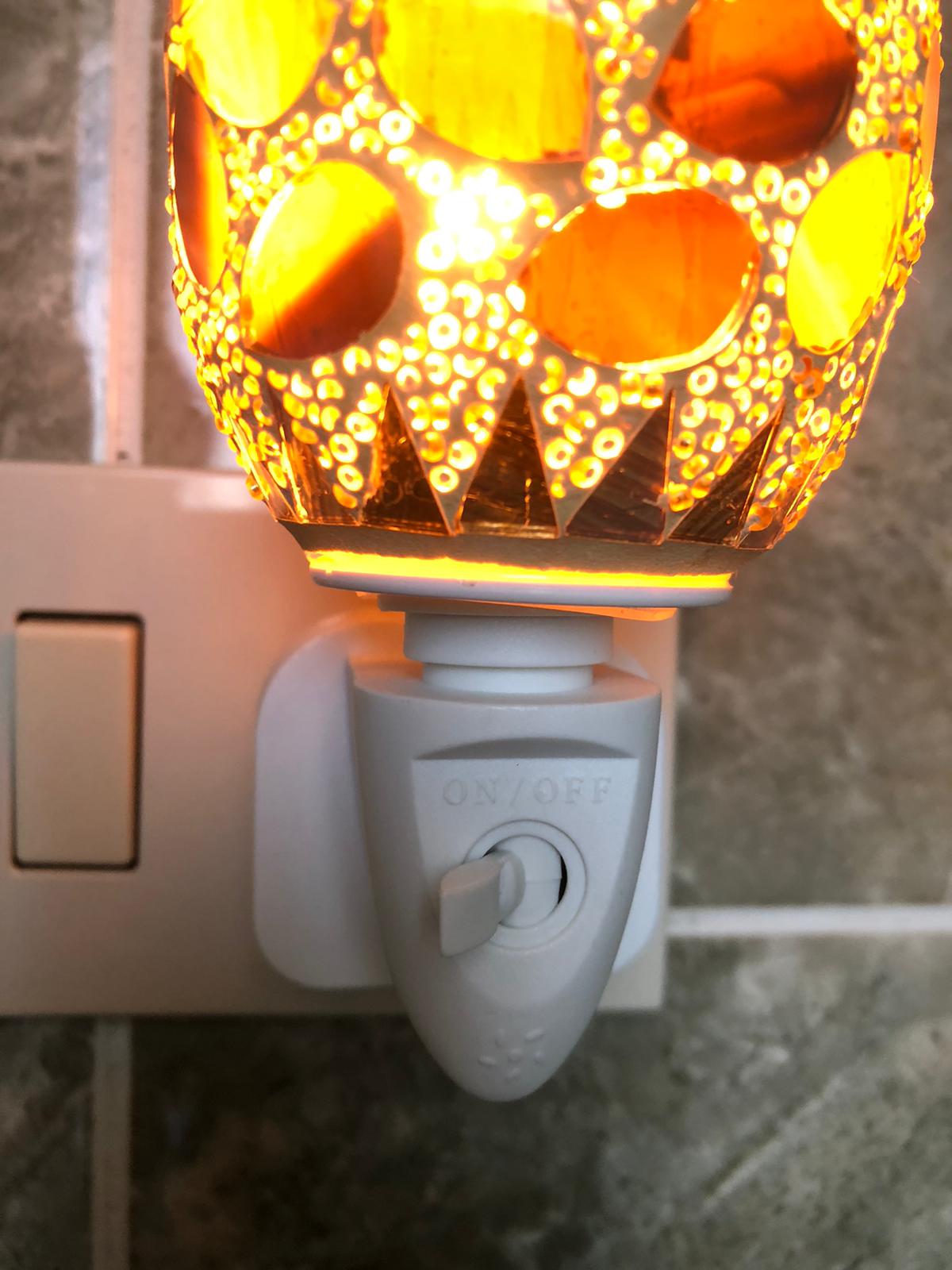 Paralume ovale mosaico arancio dal design artigianale

Luce LED calda e a basso consumo energetico

Perfetta per camera da letto, bagno, soggiorno e corridoio

Ideale come luce di cortesia o lampada decorativa

Collegamento semplice alla presa elettrica