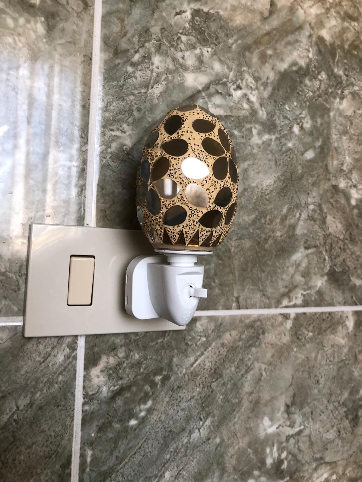 Paralume ovale mosaico arancio dal design artigianale

Luce LED calda e a basso consumo energetico

Perfetta per camera da letto, bagno, soggiorno e corridoio

Ideale come luce di cortesia o lampada decorativa

Collegamento semplice alla presa elettrica